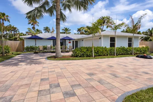423 Beacon Street, Tequesta, FL 33469