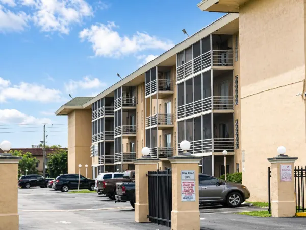 4848 NW 24th Court 327, Lauderdale Lakes, FL 33313