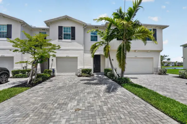 6933 N Harbours Edge Avenue, Lake Worth, FL 33467
